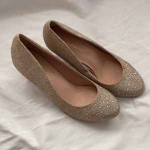 NWOT Gold Pumps Size 7